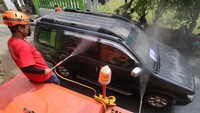 Guna mencegah penyebaran virus Corona, protokol kesehatan pun diterapkan dengan ketat di kawasan Pondok Pesantren (ponpes) Lirboyo, Kota Kediri. Salah satunya dengan menyemprotkan cairan disinfektan pada mobil yang membawa para santri saat akan memasuki kawasan ponpes.