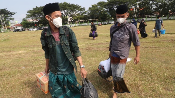 Sejumlah santri dari berbagai daerah kembali ke Pondok Pesantren Lirboyo di Kota Kediri. Mereka kembali ke ponpes usai libur Ramadhan dan Idul Fitri.