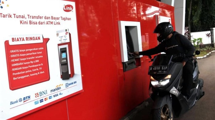 Lebih Dekat dengan 45 Ribu ATM Link Sebanyak 45.000 mesin ATM Link tersebar di berbagai daerah Indonesia. Mesin ATM Link itu pun tersebar hingga ke pelosok desa terpencil di Tanah Air