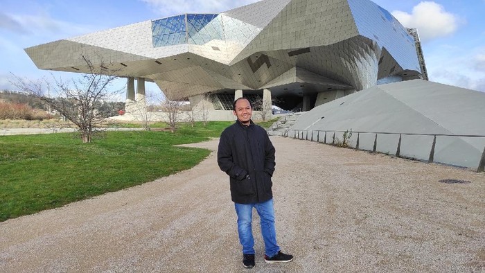 Foto di depan perpus dan sudut kota Lyon