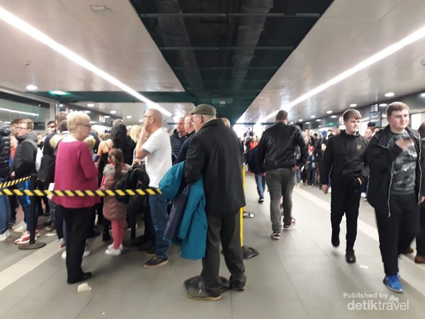 Pendukung Rangers menyemut di St Enoch subway station Glasgow