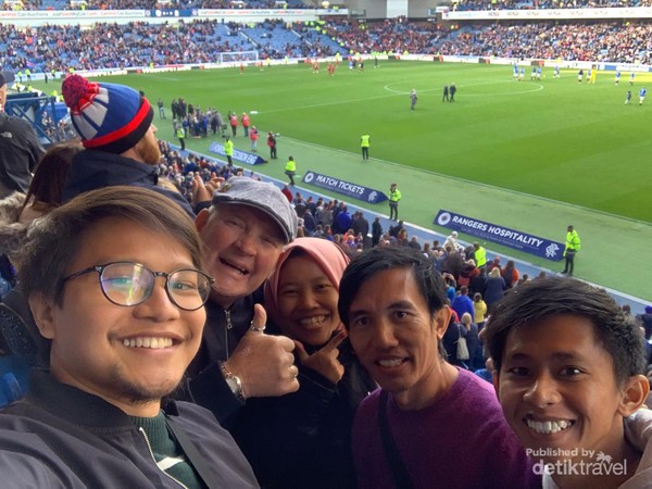 Usai pertandingan semua supporter larut dalam kegembiraan tak peduli timnya menang atau kalah