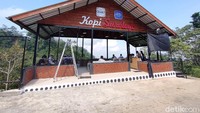 Kalau traveler datang saat cuaca cerah Gunung Merapi dan Merbabu nampak di sisi timur. (Jalu Rahman Dewantara/detikcom)