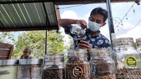 Nah, di tempat ini traveler bisa menemukan kedai yang menyajikan kopi khas Kulon Progo, namanya Kopi Suroloyo (Jalu Rahman Dewantara/detikcom)