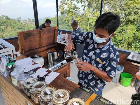 Menikmati Kopi di Titik Tertinggi Kulon Progo