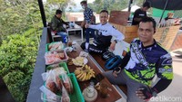 Puncak Suroloyo berada di ketinggian 1.019 meter di atas permukaan laut. Traveler bisa melihat panorama dari ketinggian sekitar. (Jalu Rahman Dewantara/detikcom)