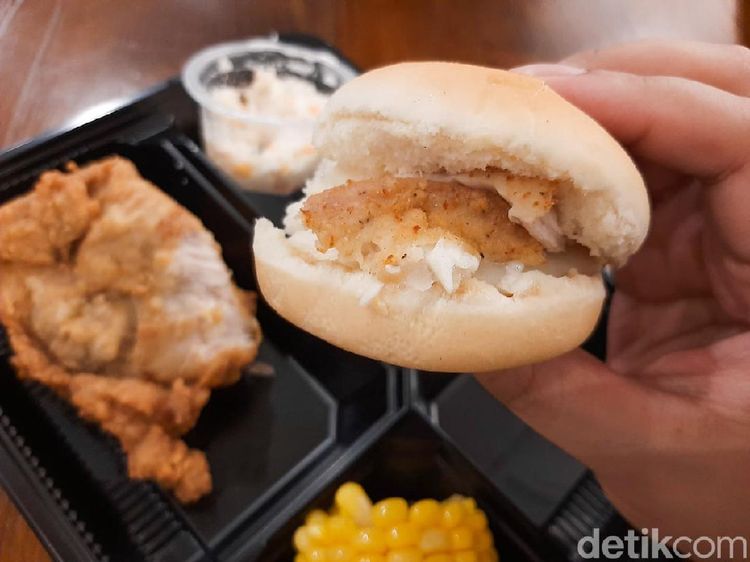 Cicip Menu Pertama KFC Indonesia, Ada Ayam Original hingga Dinner Roll