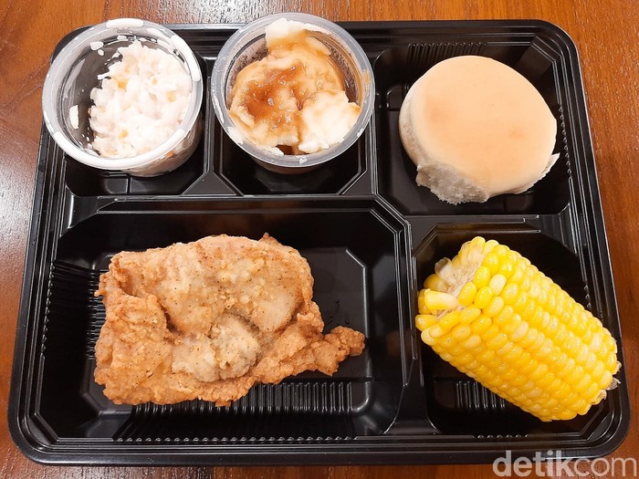 Cobain Menu Pertama KFC Indonesia yaitu Classic Combo yang ada di KFC Classic Store Melawai, Blok M, Jakarta Selatan.