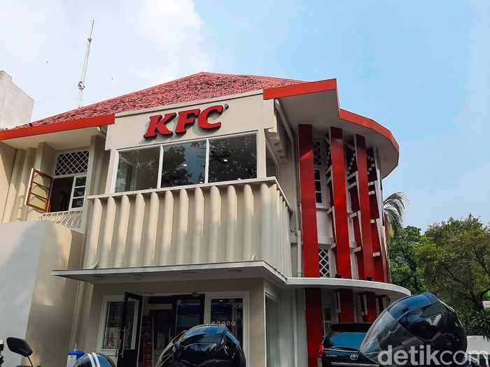 Cobain Menu Pertama KFC Indonesia yaitu Classic Combo yang ada di KFC Classic Store Melawai, Blok M, Jakarta Selatan.