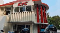 KFC Indonesia pertama kali membuka storenya di kawasan Melawai, Blok M, Jakarta Selatan. Ingin membuatnya terlihat klasik, pihak mereka membuka gerai bergaya jadul tepat di seberang store pertama mereka. Foto: detikFood/Yenny Mustika Sari