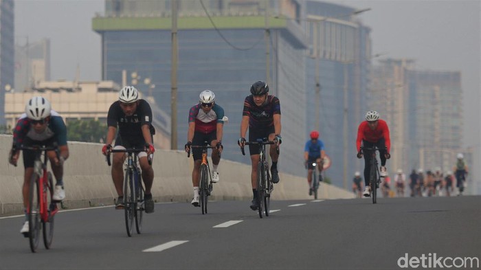 Gubernur Jawa Tengah Ganjar Pranowo ikut gowes road bike di JLNT Kampung Melayu-Tanah Abang. JLNT itu pagi ini diuji coba sebagai lintasan road bike.