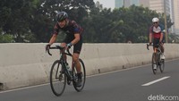 Ganjar terlihat memakai sepeda road bike berwarna hitam lengkap dengan atributnya. Diketahui Ganjar datang dari Jl Dharmawangsa, Jakarta Selatan, menuju Tanah Abang, Jakarta Pusat.