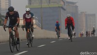 Politikus PDIP itu menyempatkan diri bersepeda di Jakarta sejak kemarin. Dia mengapresiasi adanya uji coba lintasan road bike ini. 
