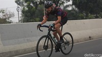 Penampakan Gubernur Jawa Tengah, Ganjar Pranowo, bersepeda road bike di  jalan layang non tol (JLNT) Kampung Melayu-Tanah Abang, Jakarta, Minggu (23/5/2021).  