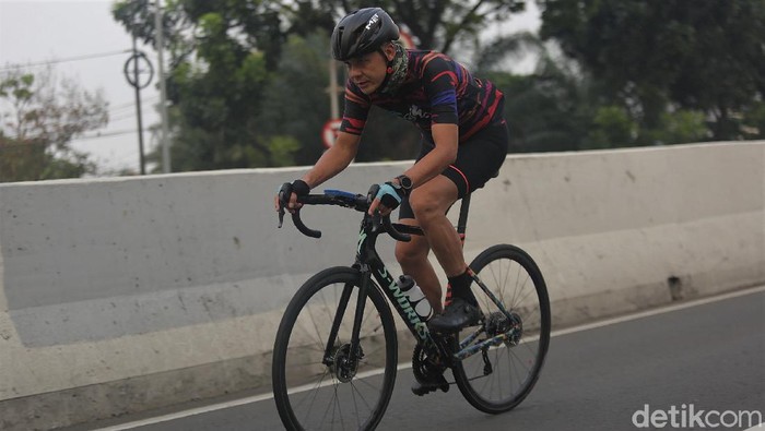 Gubernur Jawa Tengah Ganjar Pranowo ikut gowes road bike di JLNT Kampung Melayu-Tanah Abang. JLNT itu pagi ini diuji coba sebagai lintasan road bike.