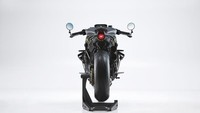Dari tampilannya, motor ini terasa cukup berat. Dalam kondisi kosong, MV Agusta Rush 1000 2021 memiliki bobot 186 kg, sedangkan jika menggunakan sport kit, bobotnya tembus 184 kg. Foto: MV Agusta