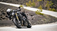 Bagian depan motor ini terinspirasi dari MV Agusta Superveloce 800, yang punya lampu depan LED bulat dan lampu belakang LED berbentuk lingkaran. Foto: MV Agusta