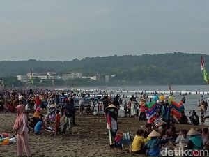 Wisatawan Ramai, Akses Masuk ke Pantai Pangandaran Ditutup Sementara