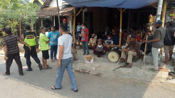 Polisi membubarkan pertunjukan ujung di Desa Randuharjo, Pungging, Mojokerto. Pertunjukan tersebut dibubarkan untuk mencegah kerumunan warga di tengah pandemi COVID-19.