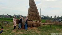Warga yang penasaran pun masuk untuk bersantai hingga berswafoto bersama teman atau keluarganya. Lokasinya berada di Desa Blambangan, Kecamatan Bawang, Banjarnegara. (Uje Hartono/detikTravel)