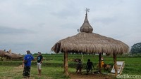 Tidak ada pungutan biaya untuk berkunjung ke sini. Hanya uang donasi seikhlasnya. Pihak desa menyediakan warung makan dengan menu tradisional seperti jajanan pasar, nasi jagung, pecel hingga nasi gaplek. (Uje Hartono/detikTravel)