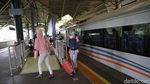 Potret Pemudik Arus Balik Wara-wiri di Stasiun Gambir