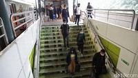 Berdasarkan data PT KAI pada hari Minggu (23/5/2021) sebanyak 1.175 penumpang tiba di Stasiun Gambir, sementara ada sekitar 3.817 penumpang tiba di Stasiun Pasar Senen. 