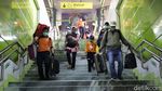 Potret Pemudik Arus Balik Wara-wiri di Stasiun Gambir