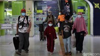 Beberapa pemudik yang kembali ke Ibu Kota memilih Stasiun Gambir sebagai perhentian terakhir saat kembali ke perantauan.
