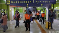 Stasiun Gambir tampak sibuk oleh kedatangan para pemudik yang kembali ke Jakarta, Minggu (23/5/2021). 