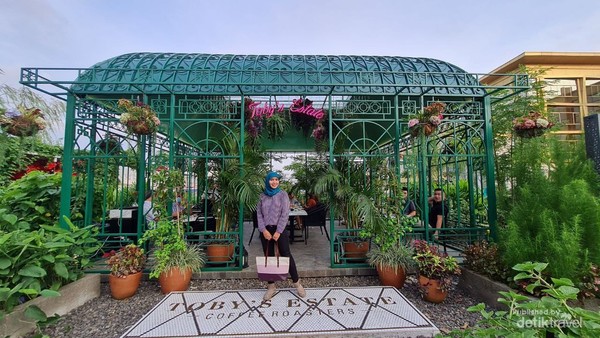 Tempat nongkrong asyik yang ada si Jakarta Utara ini juga bisa untuk update story Instagram dan konten TikTok mu lho. Selain tempatnya estetik, di sini kita juga bisa makan ragam menu yang enak. Walau kawasannya tak begitu luas, tapi di dalamnya terdapat tenant kecil menjual minuman hingga restoran besar. (detik) Tempat nongkrong asyik yang ada si Jakarta Utara ini juga bisa untuk update story Instagram dan konten TikTok mu lho. Selain tempatnya estetik, di sini kita juga bisa makan ragam menu yang enak. Walau kawasannya tak begitu luas, tapi di dalamnya terdapat tenant kecil menjual minuman hingga restoran besar. (detik)