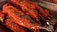 Tukang sayur selalu membaw ikan cue pindang dalam kemasan keranjang bambu yang berisi 2 ekor ikan. Selain digoreng ikan cue juga enak dibumbu balado hingga nasi goreng. Lihat resep lengkapnya DI SINI! Foto: iStock