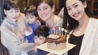 Sering unggah momen foto-foto keseruannya bersama keluarga. Ririn tunjukkan berbagai kue dan dessert yang ia terima di hari ulang tahunnya. Foto: Instagram @ririndwiariyanti