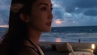 Jika sedang tidak sibuk syuting, Ririn menyempatkan diri untuk berlibur ke pantai. Sambil menikmati minuman yang segar. Foto: Instagram @ririndwiariyanti