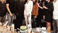 Bersama Jonathan dan beberapa rekan lainnya, Ririn dan yang lain adakan acara makan bersama setelah Lebaran. Foto: Instagram @ririndwiariyanti