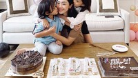 Nah kalau yang ini, kejutan ulang tahun tak terlupakan dari ketiga buah hatinya. Ada tiga jenis cake yang diterima Ririn, semuanya tampak enak. Foto: Instagram @ririndwiariyanti