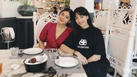 Berteman baik dengan Naysilla Mirdad, keduanya sama-sama modis saat menghabiskan waktu bersama di salah satu kafe. Foto: Instagram @ririndwiariyanti