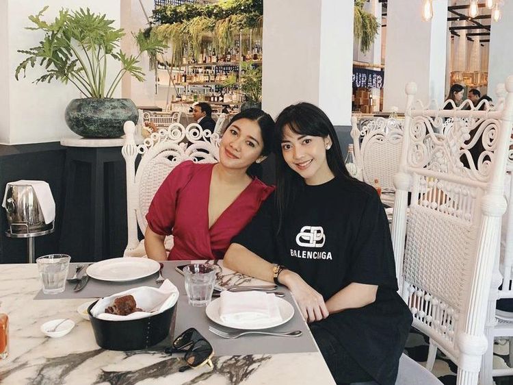 Ririn Dwi Ariyanti Selalu Modis Saat Nongkrong di Kafe