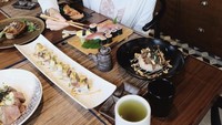 Penggemar berat hidangan Jepang. Ririn pilih sushi dan teh ocha sebagai menu makan siang spesialnya. Foto: Instagram @ririndwiariyanti