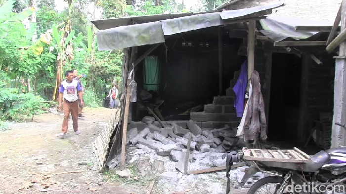 Gempa Blitar M 5,9 menyisakan duka bagi korban di Lumajang. Seperti yang dirasakan Sholeh (52) warga Desa Pasrujambe, Kecamatan Pasrujambe.