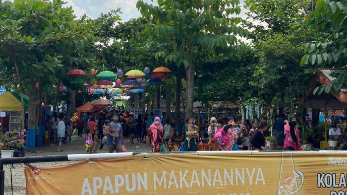 Suasana Pengunjung Diminta Meninggalkan Lokasi Kolam Renang