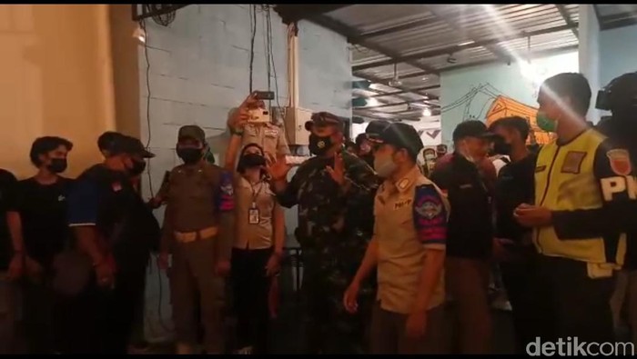 Tempat hiburan malam berkedok warung bakso di Makassar dibubarkan satgas (Ibnu Munsir/detikcom)
