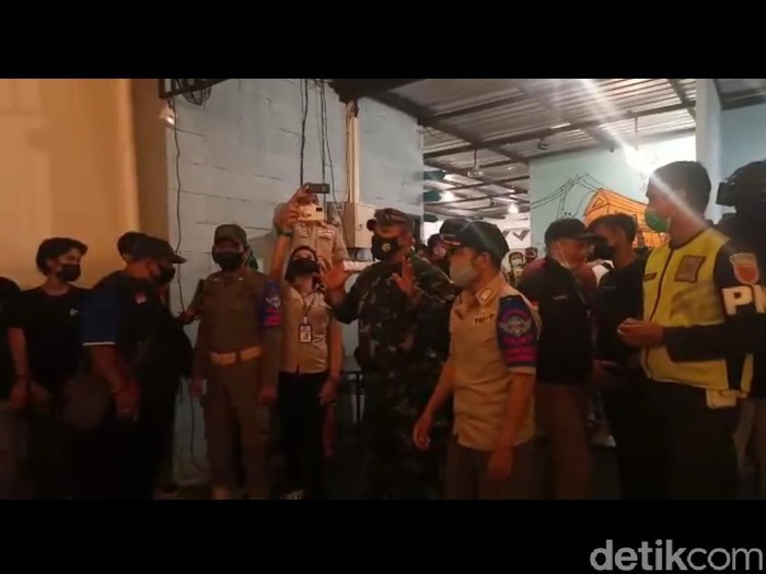 Tempat hiburan malam berkedok warung bakso di Makassar dibubarkan satgas (Ibnu Munsir/detikcom)