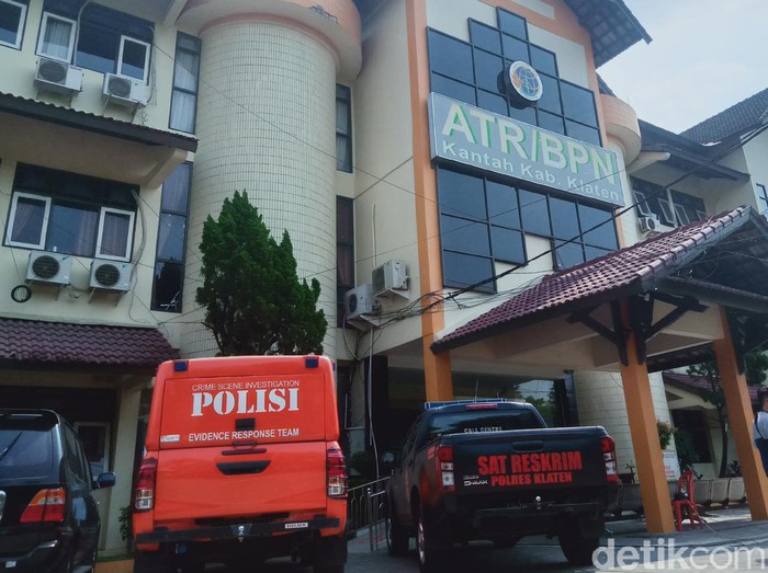 Tim labfor Polda Jateng datang ke kantor BPN Klaten, Minggu (23/5/2021).