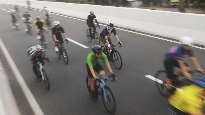 Sejumlah pesepeda memacu kecepatan saat berlangsungnya uji coba pemberlakuan lintasan road bike di jalan layang non tol (JLNT) Kampung Melayu-Tanah Abang, Jakarta, Minggu (23/5/2021). ANTARA FOTO/Akbar Nugroho Gumay/aww.