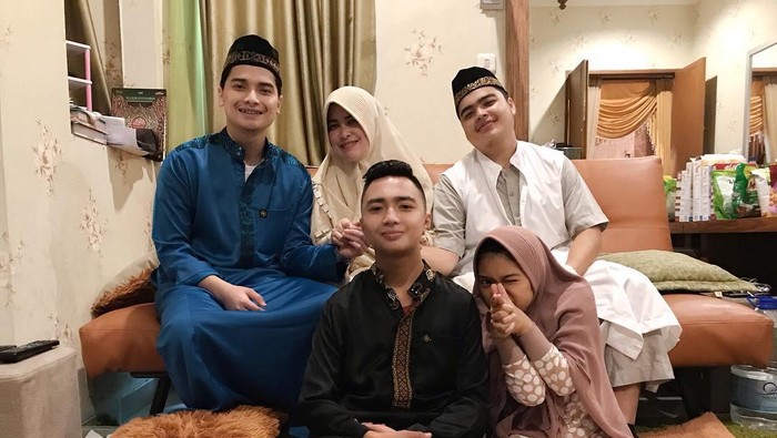 Umi Yuni dan Alvin Faiz serta adik-adik