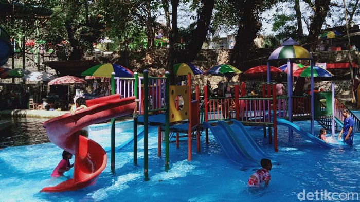 Warga mengunjungi objek wisata OMAC Klaten.