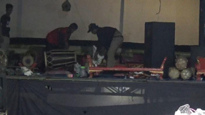 Seorang kades di Jombang nekat menggelar wayang kulit di tengah pandemi COVID-19. Pertunjukan kesenian Jawa itu pun dibubarkan paksa polisi karena memicu kerumunan warga.