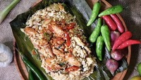 Kalau mau makan khusus di restoran nasi bakar, wajib mampir ke Dapur Nasi Bakar di Gading Serpong. Di sini pilihan nasi bakarnya lengkap, yang paling favorit tentunya nasi bakar cumi asin mercon yang menggelegar pedasnya. Foto: Instagram Dapur Nasi Bakar