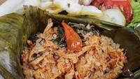 Siapa bilang diet tidak bisa makan nasi bakar? Pesan saja nih menu nasi bakar konnyaku yang rendah kalori dari Instagram @dapoer_none. Nasi bakar ini tetap dipenuhi dengan suwiran ayam, cabe, hingga daun kemangi. Foto: Instagram @dapoer_none